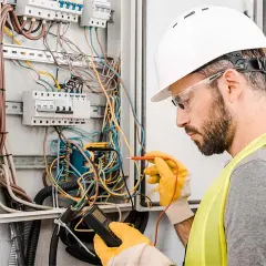 Ile trwa kurs na elektryka? Poznaj różne opcje i ich czas trwania