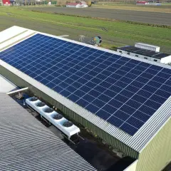 Duży dach z panelami słonecznymi, idealny do magazynowania energii 100 kWh. Cena tej inwestycji może się szybko zwrócić.