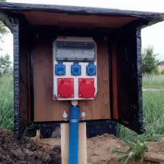 Jaka odległość skrzynki elektrycznej od granicy działki? Uniknij problemów!
