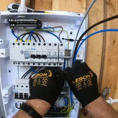 Jak zrobić skrzynkę elektryczną bezpiecznie i zgodnie z przepisami