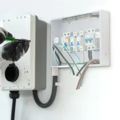 Ile kosztuje skrzynka elektryczna na zewnątrz? Ceny i porady