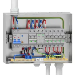 W skrzynce elektrycznej widać wyłącznik główny 32 A i kilka mniejszych wyłączników 16 A. Wszystkie zabezpieczają obwody o odpowiednim prądzie znamionowym.