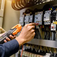 Na jakiej wysokości rozdzielnia elektryczna zapewni bezpieczeństwo?