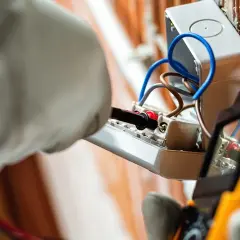 Ile bierze elektryk za punkt - poznaj ukryte koszty instalacji elektrycznej