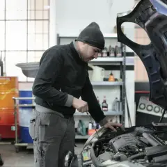 Ile zarabia elektryk samochodowy? Zarobki, które mogą zaskoczyć