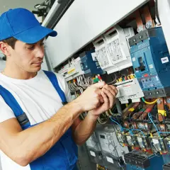 Jak zostać elektrykiem po liceum: kluczowe kroki i wymagania