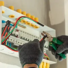 Ile zarabia elektryk w USA? Zaskakujące różnice w wynagrodzeniach