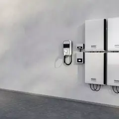 Nowoczesny bank energii 5kW z ładowarką do pojazdów elektrycznych na ścianie.