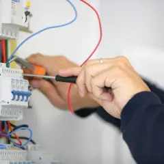 Czy elektryk może pracować sam? Kluczowe przepisy i ryzyka samodzielności