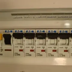 Zabezpieczenie przedlicznikowe z wyłącznikami Eaton. Opisane obwody: lodówka, pokój, łazienka, oświetlenie.