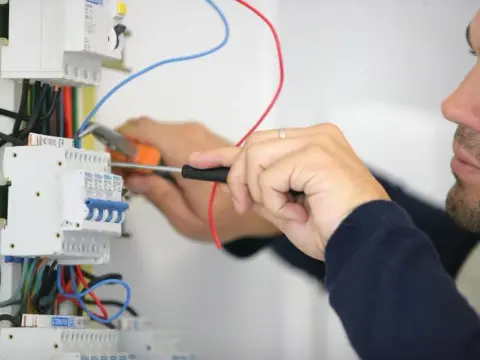 Czy elektryk może pracować sam? Kluczowe przepisy i ryzyka samodzielności