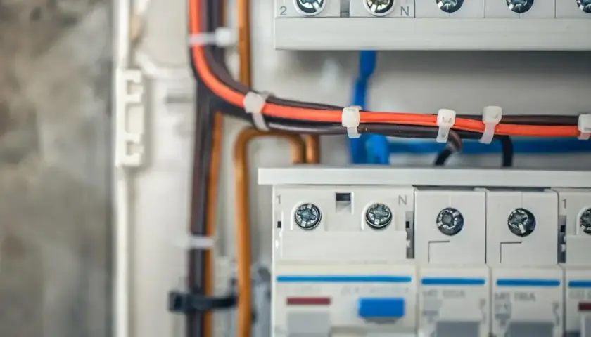Nowoczesna instalacja elektryczna bezpuszkowa z uporządkowanymi przewodami w skrzynce rozdzielczej.