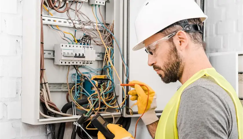 Ile trwa kurs na elektryka? Poznaj różne opcje i ich czas trwania
