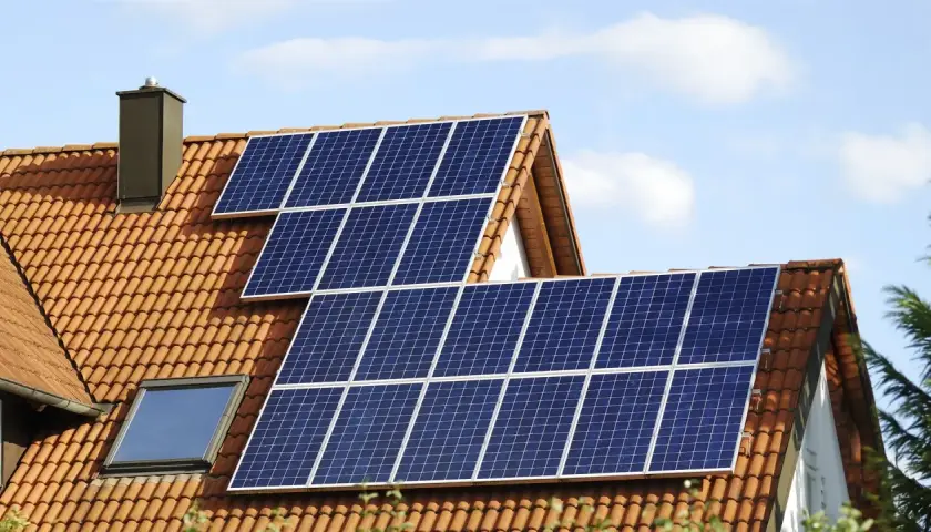 Instalacja fotowoltaiczna 5 kW cena z montażem na dachu domu. Panele słoneczne łapią energię ze słońca.