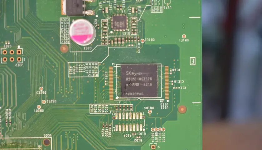 Zimne luty na płycie głównej. Układ pamięci SK hynix H26M31001FPR e-NAND 321A.