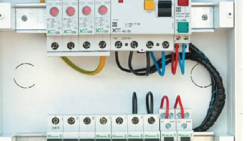Kto może wejść do rozdzielni elektrycznej? Poznaj zasady i uprawnienia