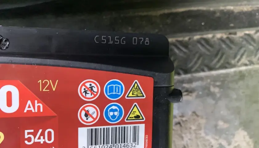 Na akumulatorze widoczny jest kod C515G 078, który może oznaczać datę produkcji akumulatora.