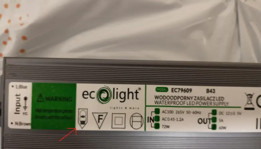 Zasilacz LED ecolight, model EC79609, wodoodporny. Ostrzeżenie: wysoka temperatura, nie dotykać.