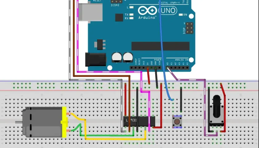 Układ z Arduino UNO, silnikiem DC, układem L931 i przyciskiem na płytce stykowej. Mostek H steruje silnikiem.