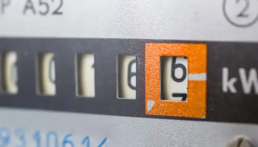 Zbliżenie na licznik energii elektrycznej. Widoczne cyfry wskazują zużycie prądu, co jest istotne przy rozliczeniach taryfy c11.