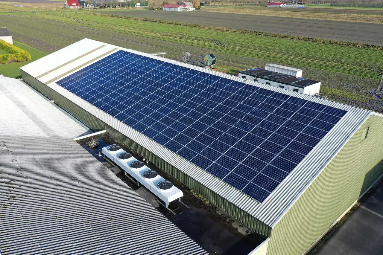 Duży dach z panelami słonecznymi, idealny do magazynowania energii 100 kWh. Cena tej inwestycji może się szybko zwrócić.