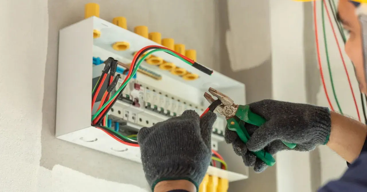 Ile zarabia elektryk w USA? Zaskakujące różnice w wynagrodzeniach