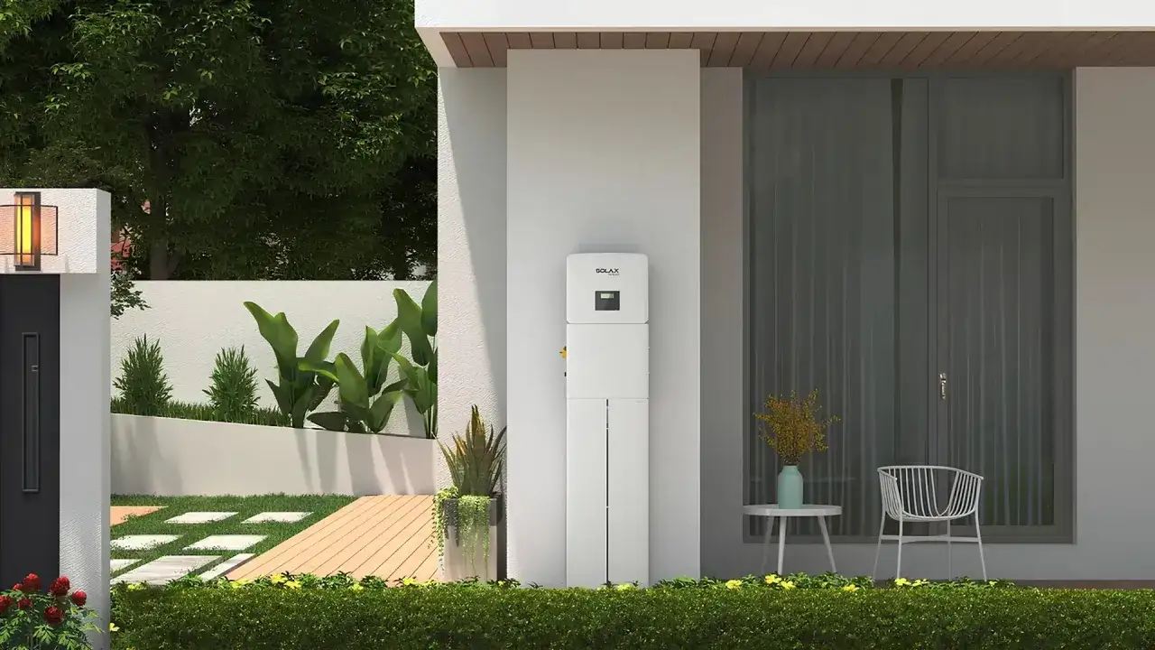 Nowoczesny dom z zielenią i bankiem energii 5kW.