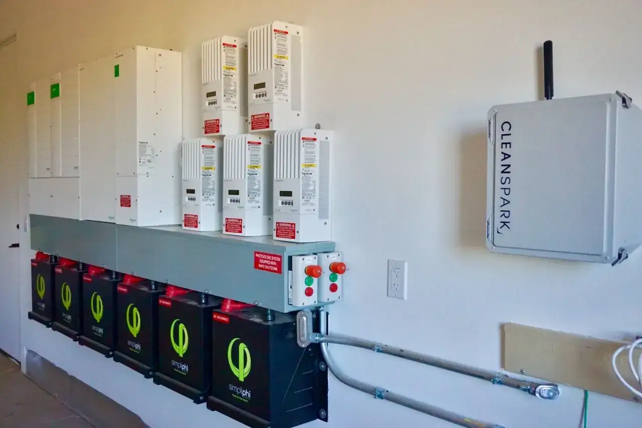 System magazynowania energii z bateriami Simpliphi i falownikami Schneider. Szukasz magazynu energii 20 kWh cena? To rozwiązanie dla Ciebie.