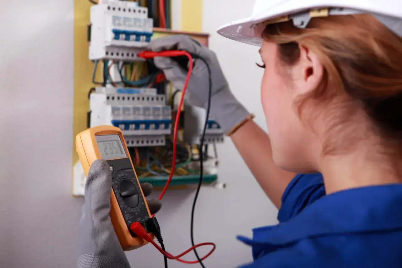 Elektryk sprawdza instalację elektryczną multimetrem. Dowiedz się, ile kosztuje przegląd instalacji elektrycznej.