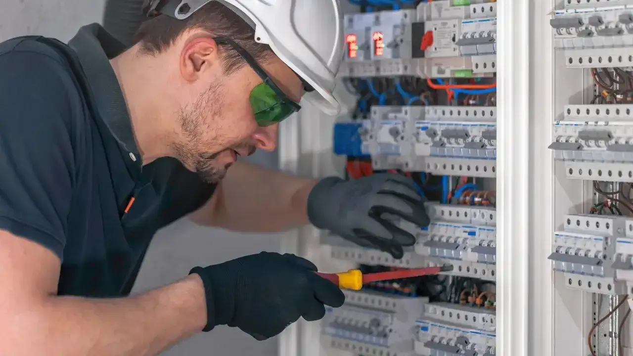 Zdjęcie Ile zarabia elektryk za granicą? Sprawdź, gdzie są najwyższe płace