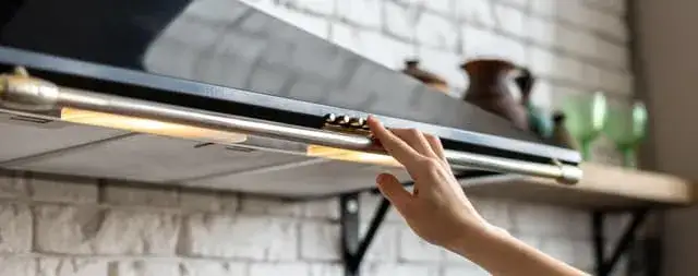 Zdjęcie Ile prądu zużywa okap kuchenny? Sprawdź, jak obniżyć koszty energii